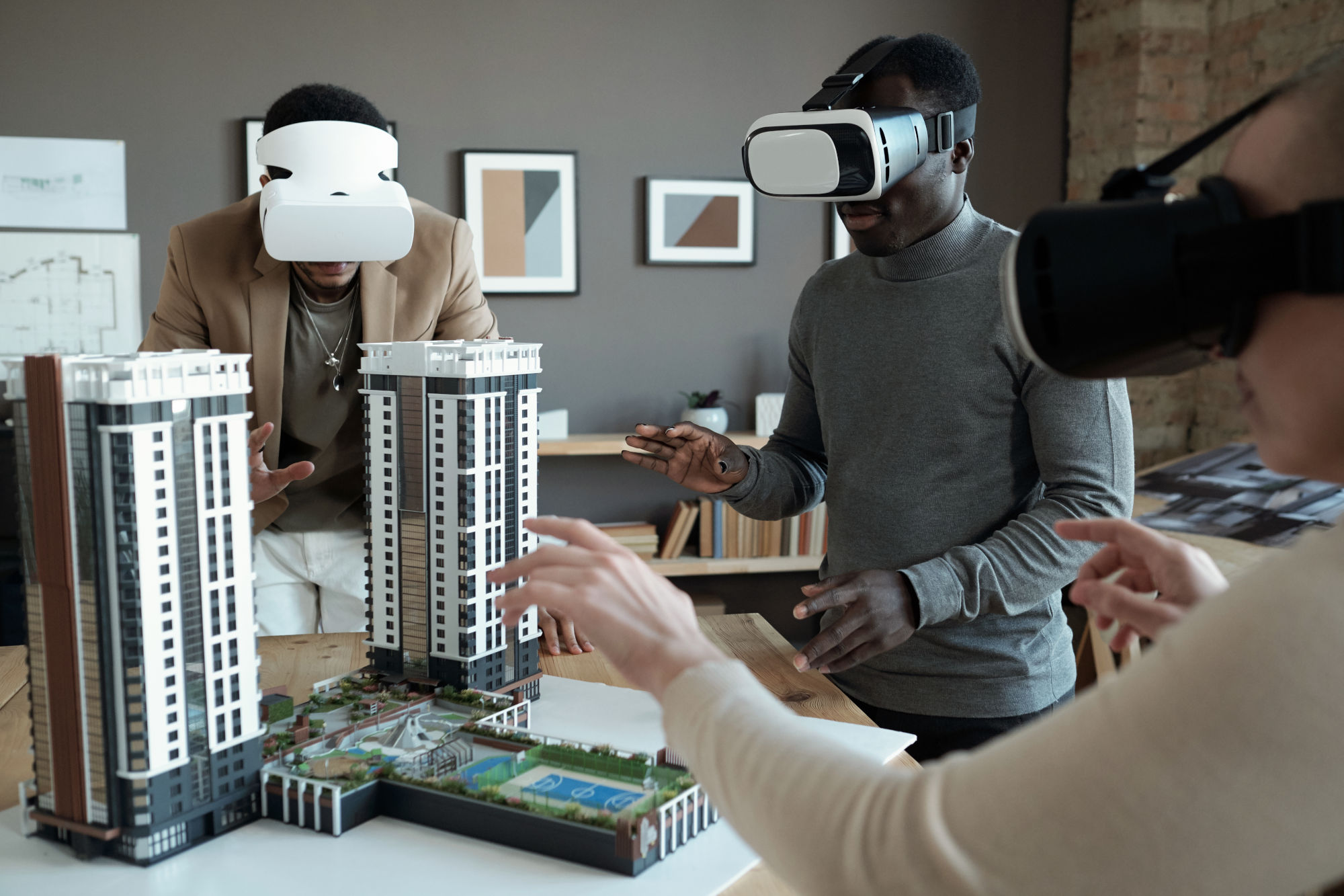 Grupo de arquitecto visitando promocion en 3D LiDAR